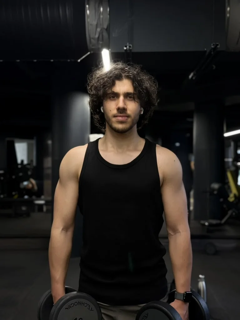 Louis Simitsidis, coach sportif SIMI Coaching, dans une salle de sport